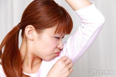 一抬手就闻到难闻的狐臭?医生:抑制方法有3个,按需选择